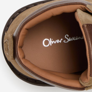Closeup of Contrast padded leather collar