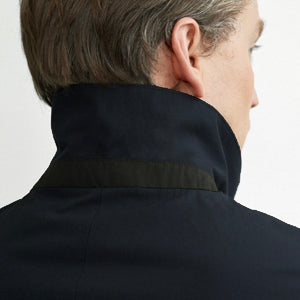 Closeup of Contrast collar stand