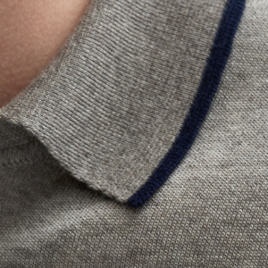 Closeup of Contrast tipped collar