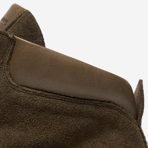 Closeup of Contrast padded leather collar
