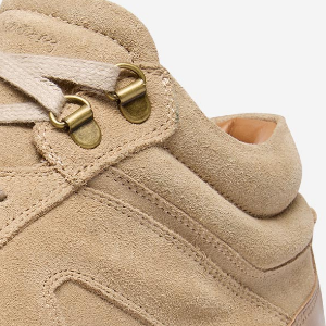 Closeup of Padded collar & antiqued metal D-rings