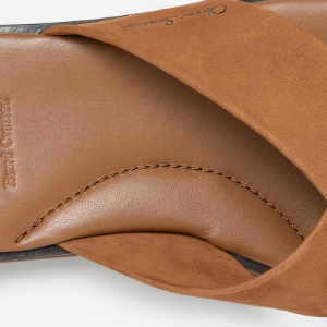 Closeup of Padded leather footbed