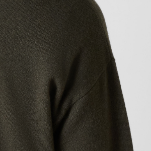 Closeup of Dropped shoulder seem