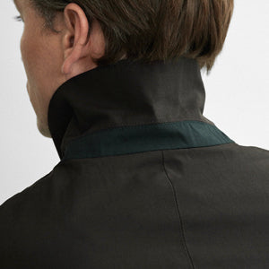 Closeup of Contrast collar stand