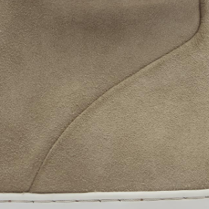 Closeup of Folded quarter seam detail