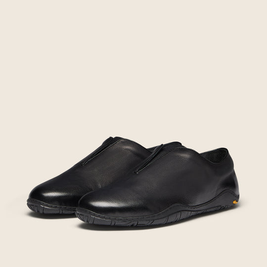 DERRICK x Oliver Sweeney Black