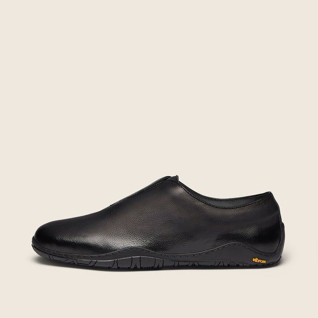 DERRICK x Oliver Sweeney Black