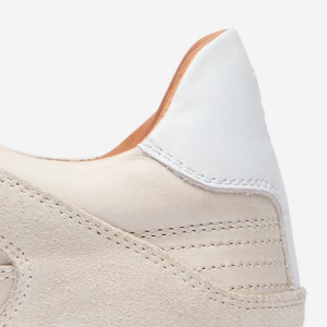 Closeup of Contrast leather heel counter