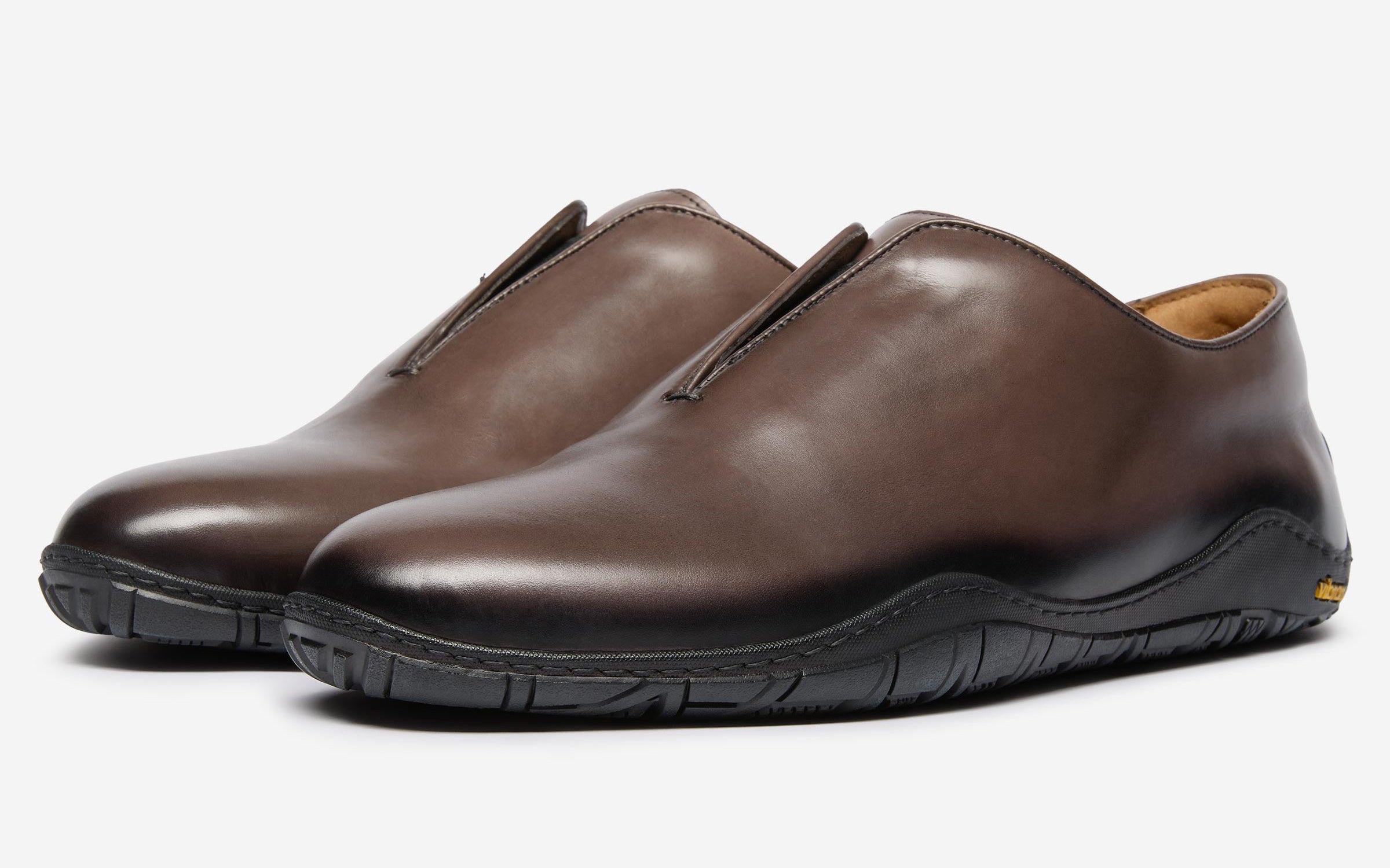 DERRICK x OS | Oxford Runner Taupe | Oliver Sweeney
